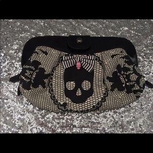 Large skull clutch